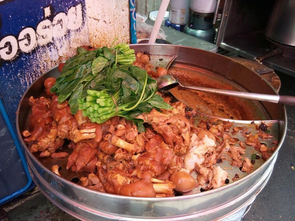屋台の大鍋いっぱいに煮込まれた豚足と煮玉子、青菜