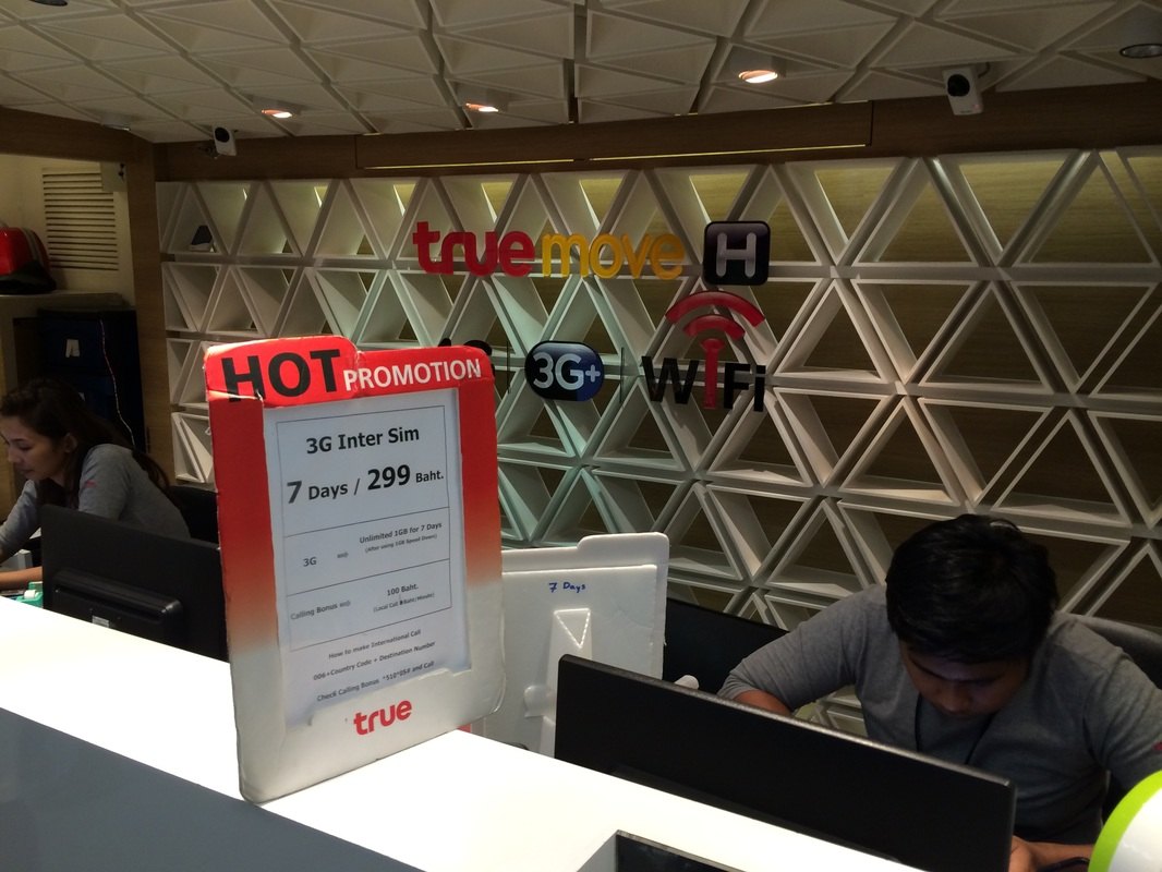空港の True Move H のカウンター。「3G Inter Sim 7 Days / 299 Baht」のPOPが立っている
