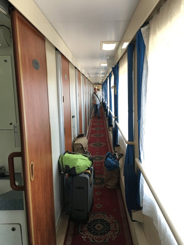 左が我々の部屋でその前にある我々の荷物