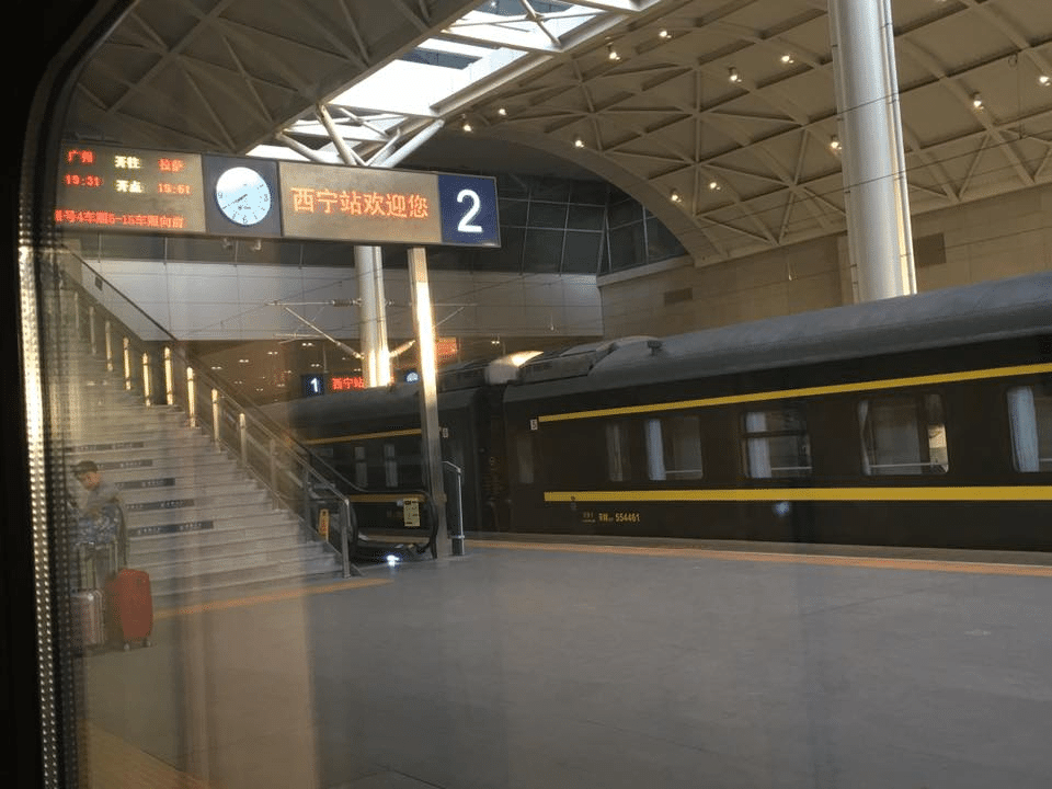 西寧駅、写真の列車は広州からここまで乗ってきた車両