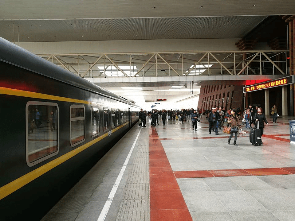 拉薩駅プラットフォーム