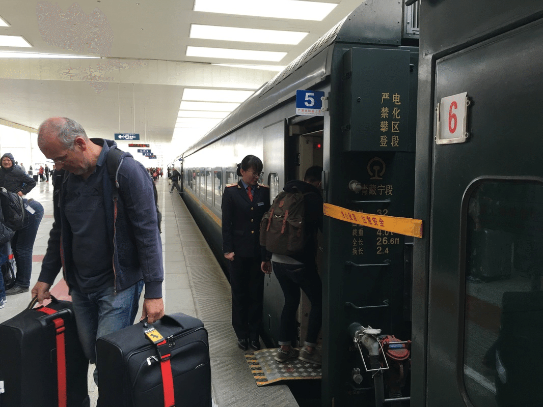 ラサ駅到着で降車する人たち