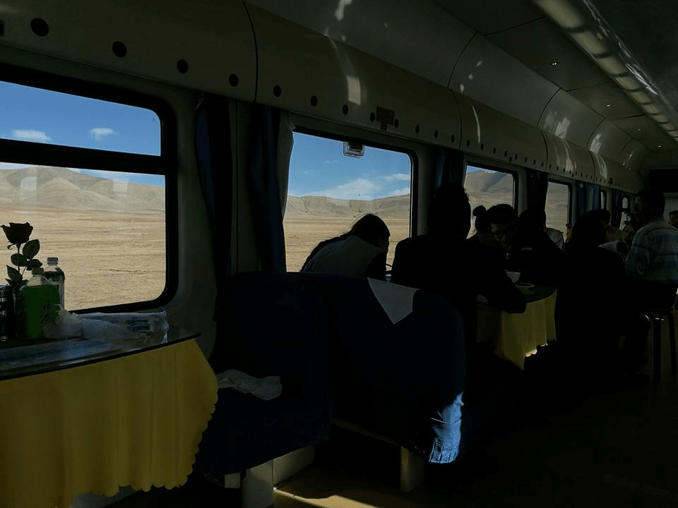 この旅から約８年、この車窓を眺めながら食べる食事がもっとうまくなってるのではと期待します