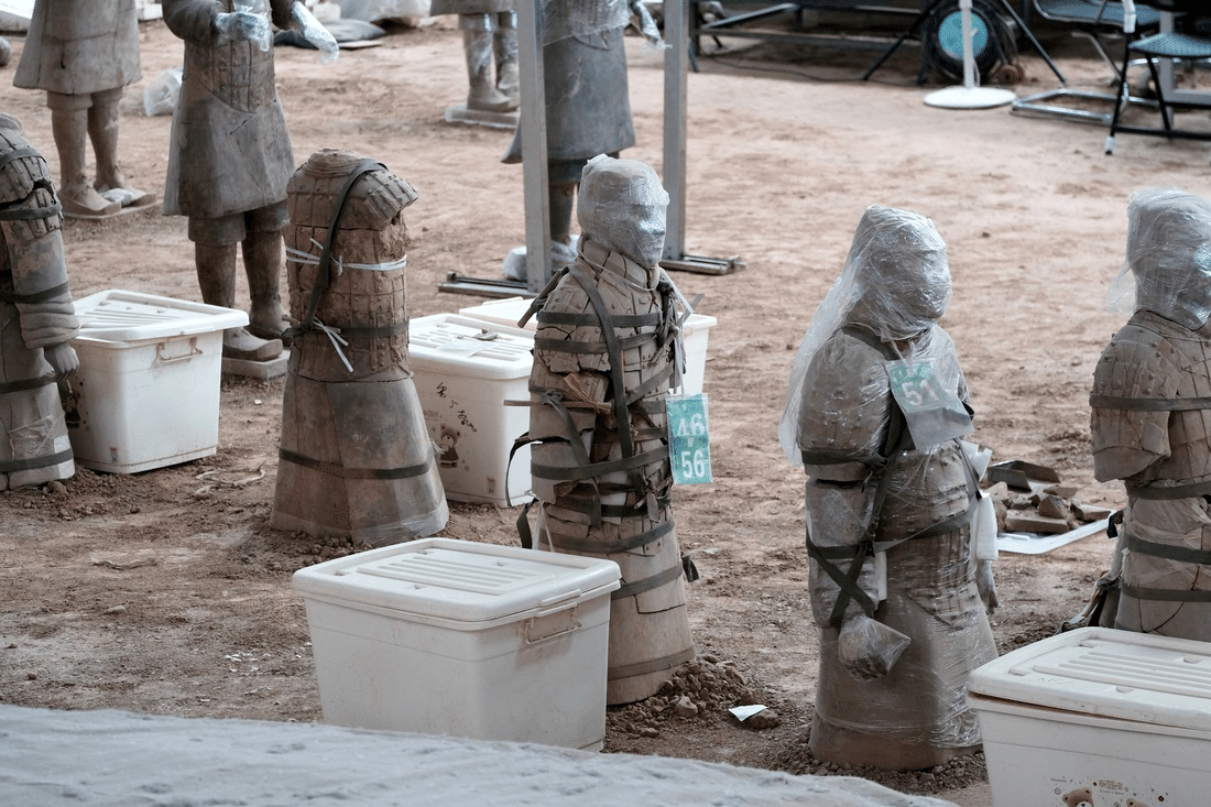 出土直後のラップされた兵馬俑