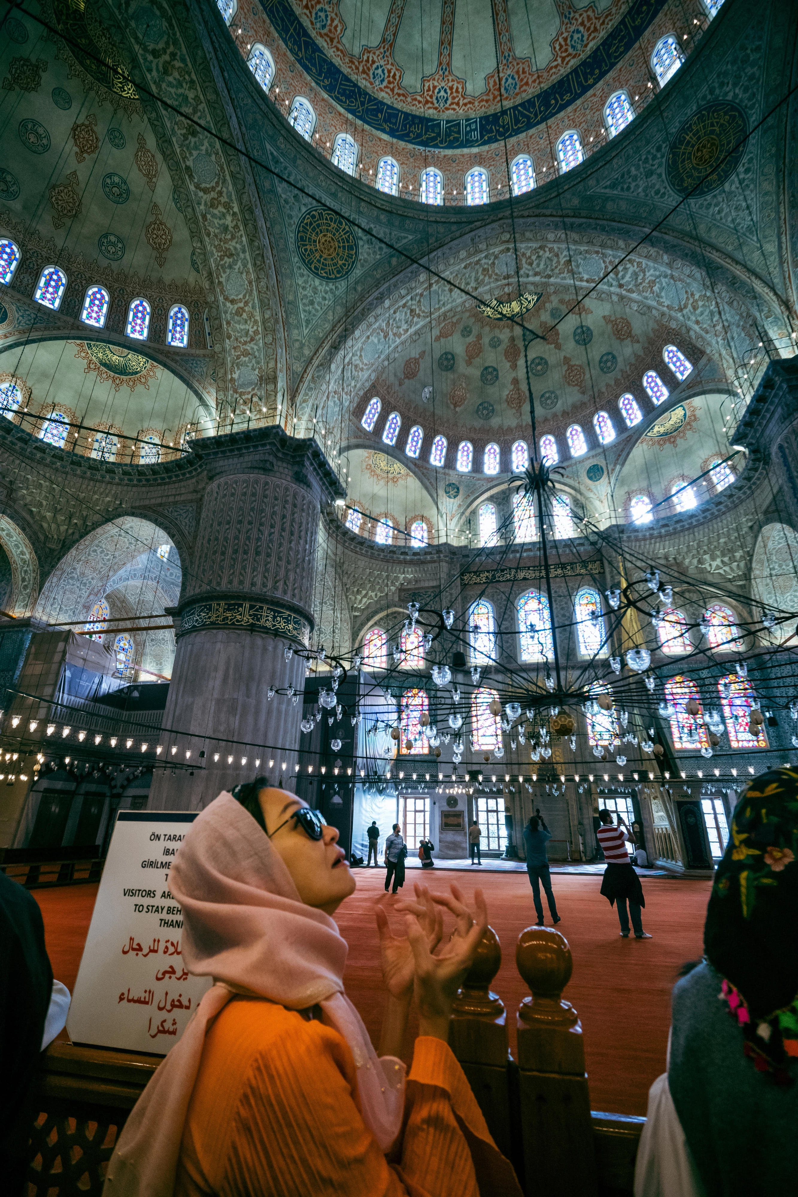 スカーフを被った妻