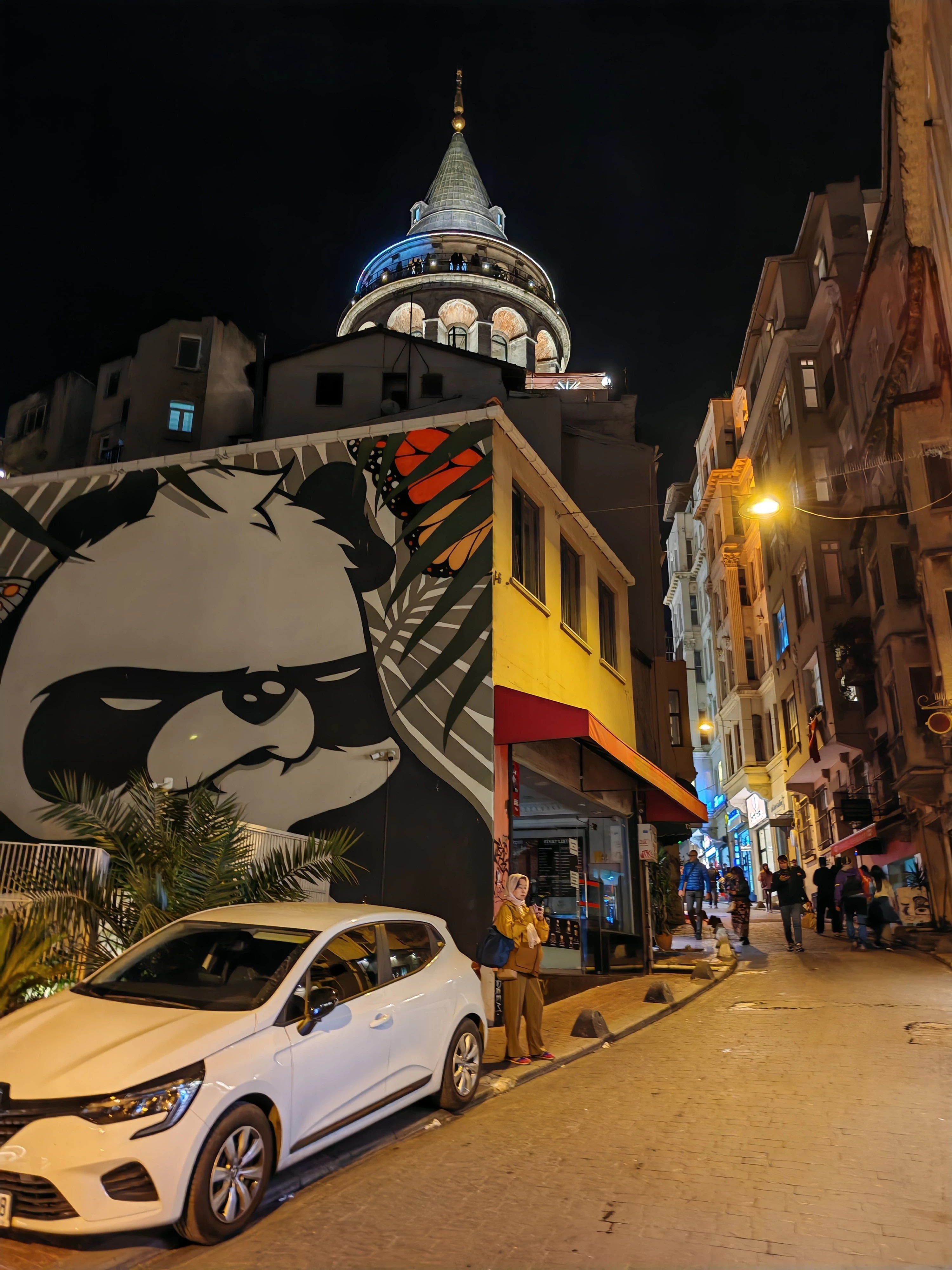 石畳の路地とオレンジ色の街灯