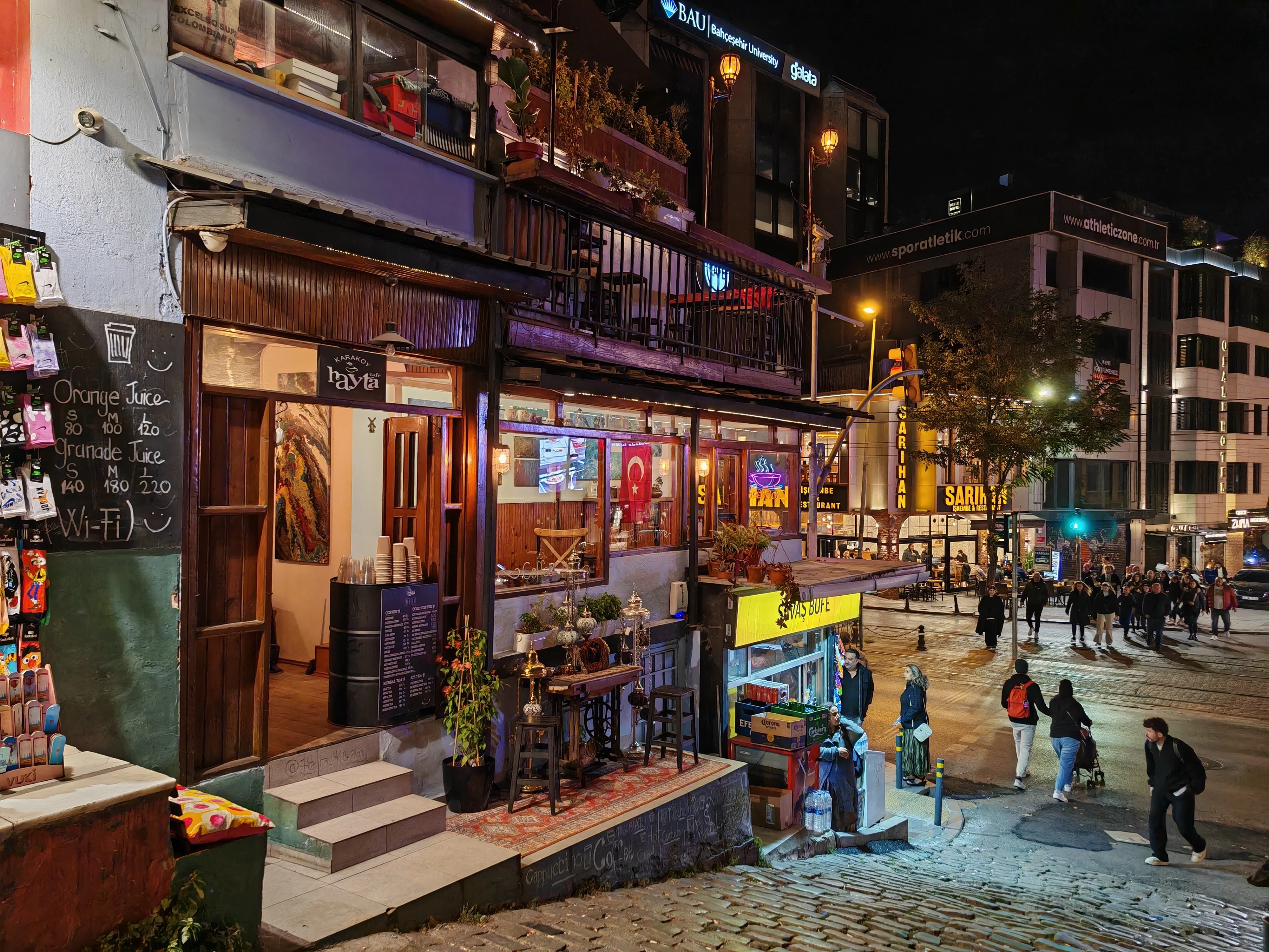 温かな灯りに包まれたカフェ