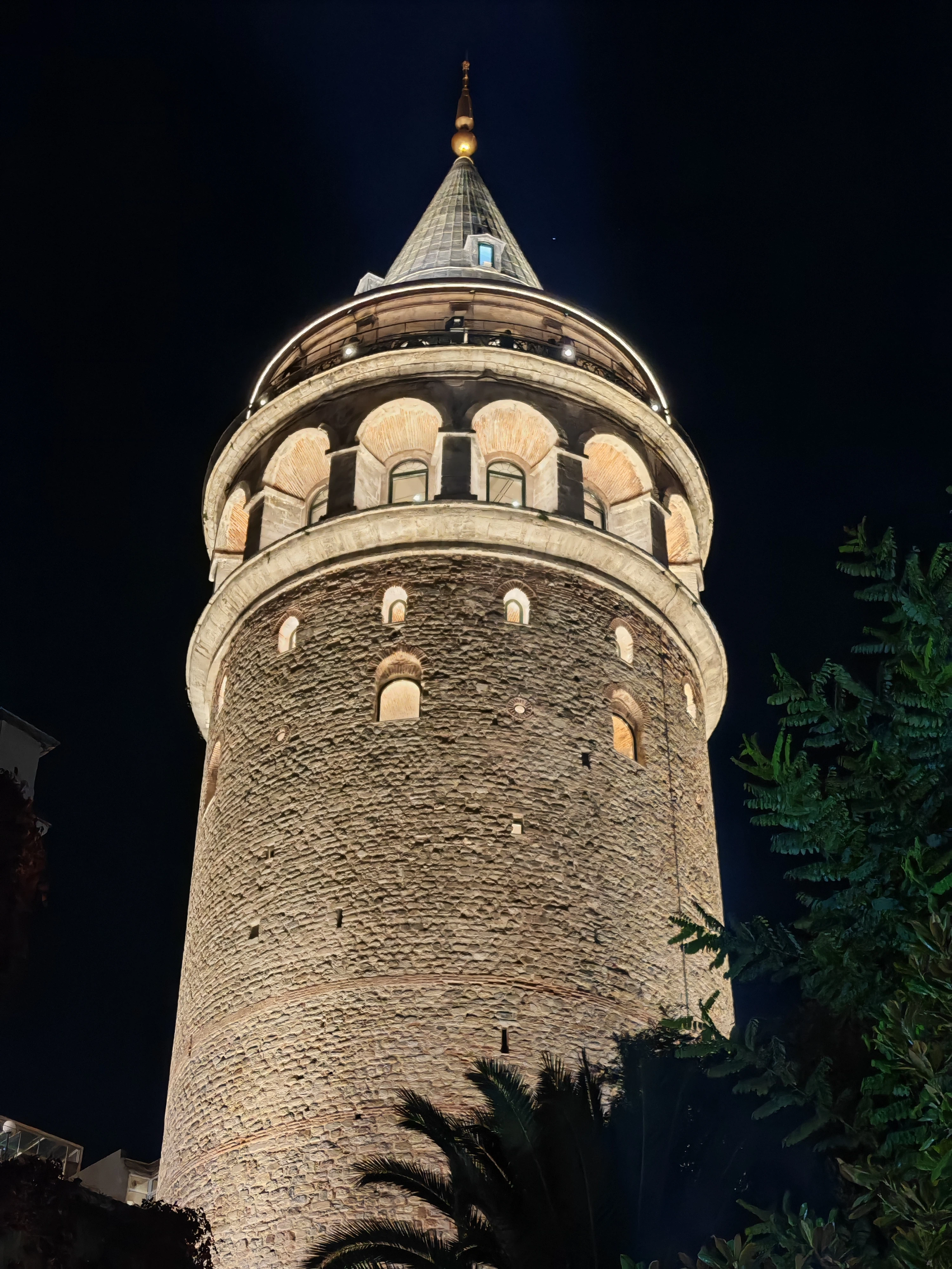 夜空に優雅に浮かぶガラタ塔