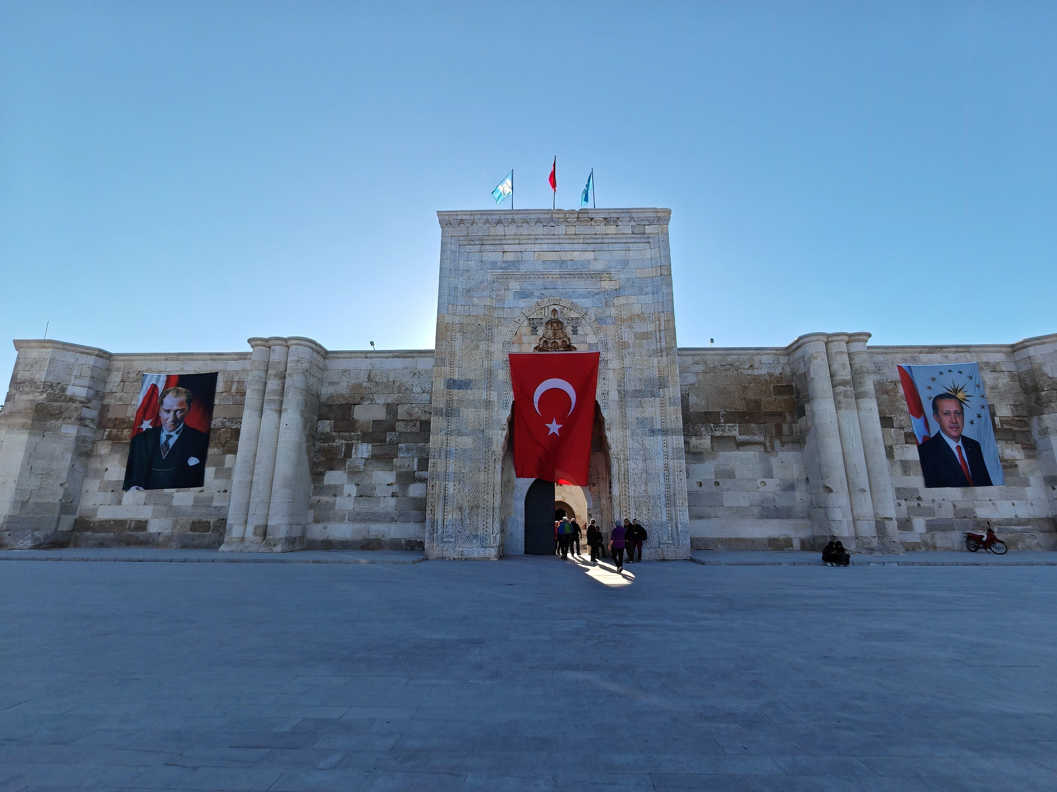 エルドアン大統領とアタテュルクの写真