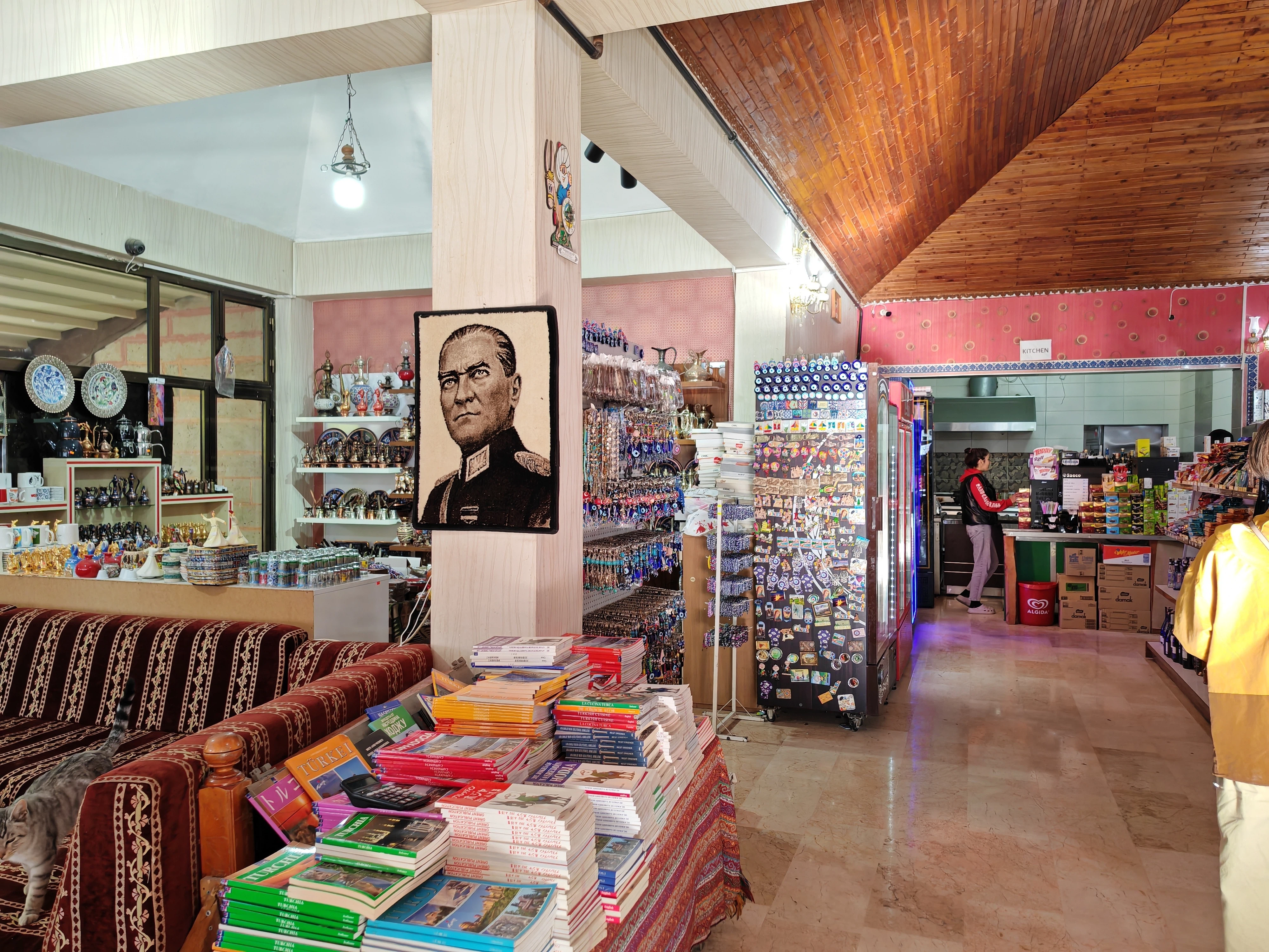 街中のムスタファ・ケマルの肖像画