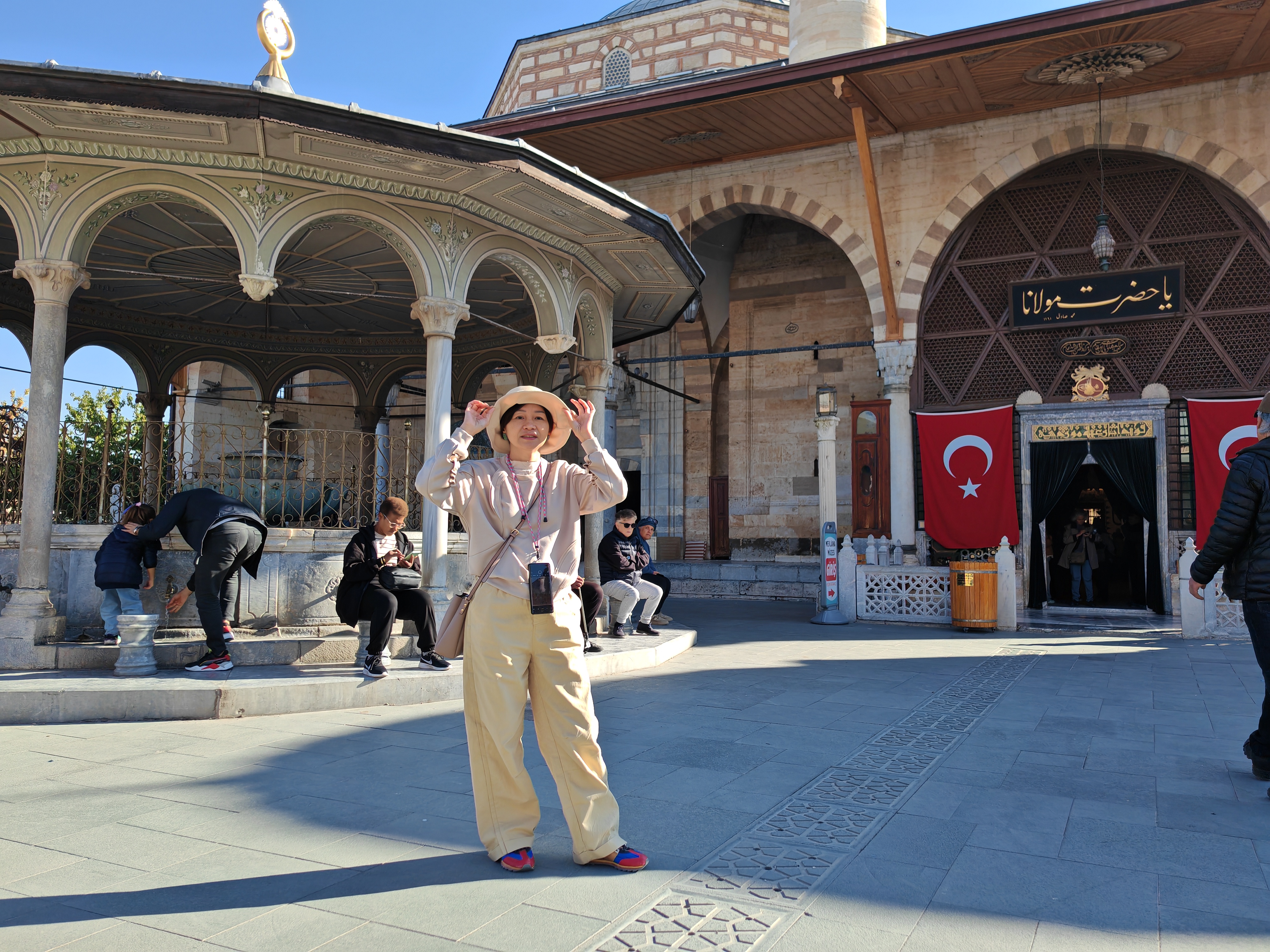 博物館入口でポーズを取る妻