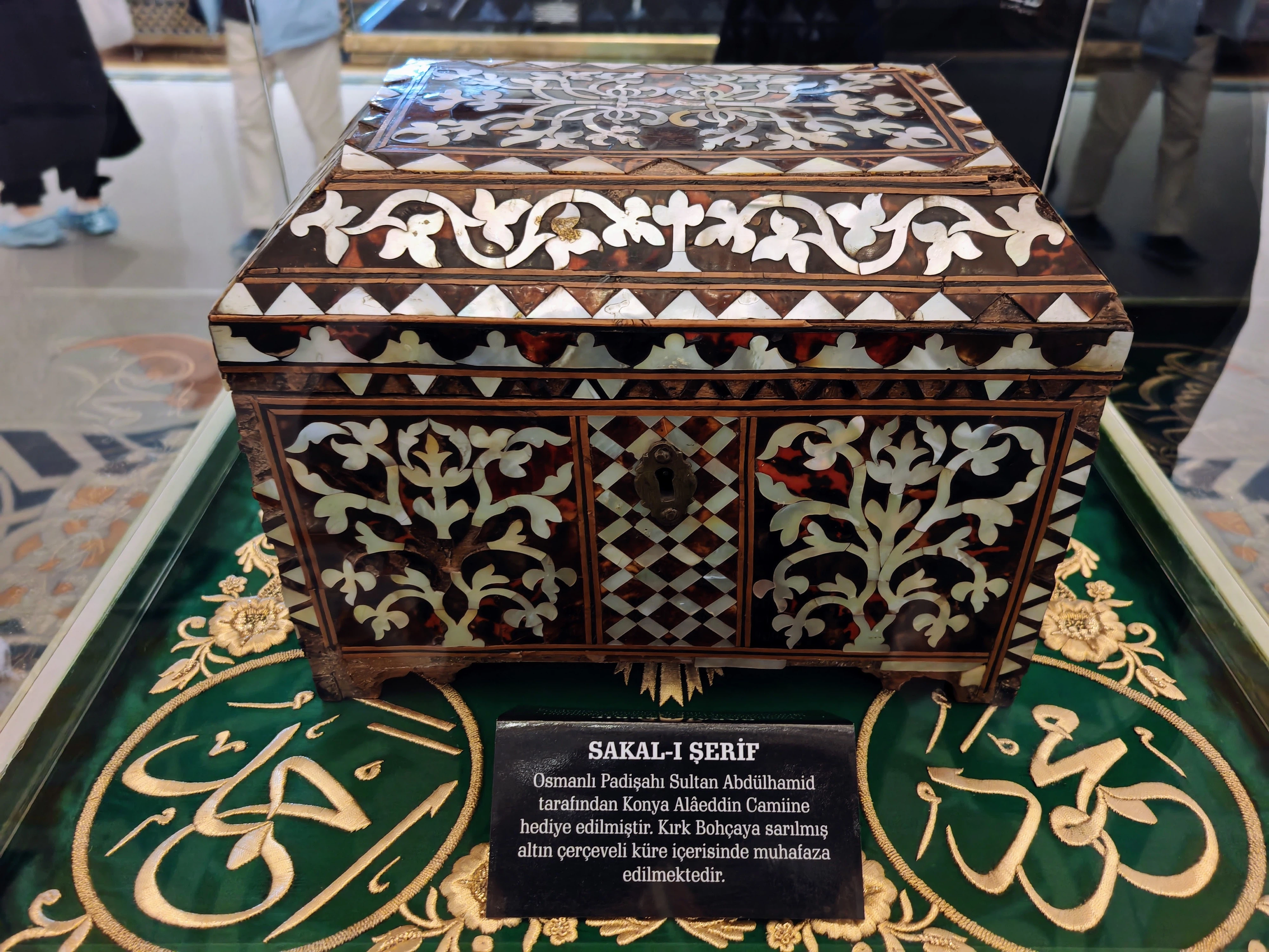 預言者ムハンマドのあごひげを入れた箱