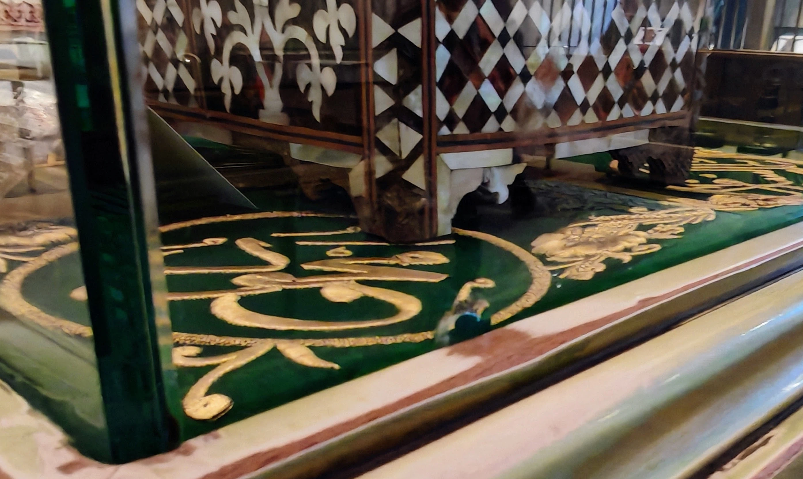 匂いを嗅ぐための穴